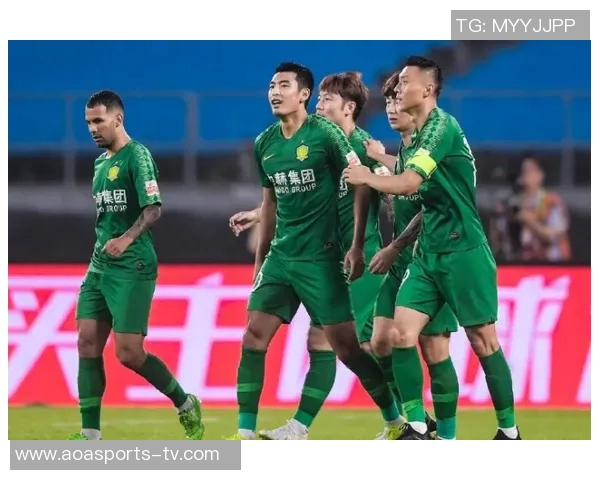 范德彪与裁判争抢球权引发争议赛后社交媒体怒斥裁判不公