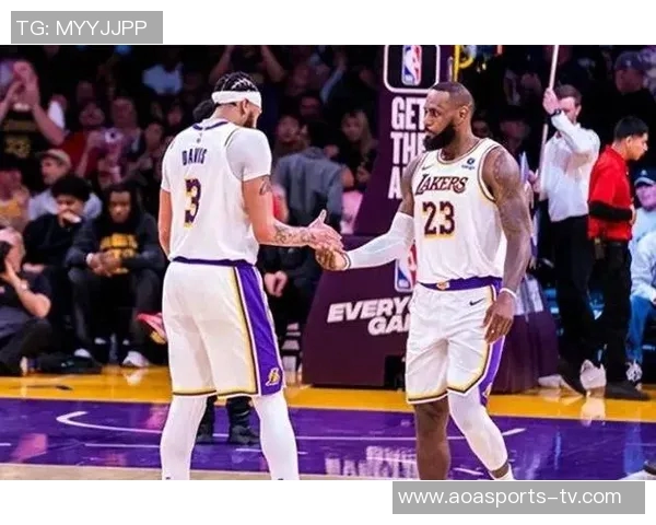 浓眉出战24分钟表现平平12分4板1助正负值惨淡24